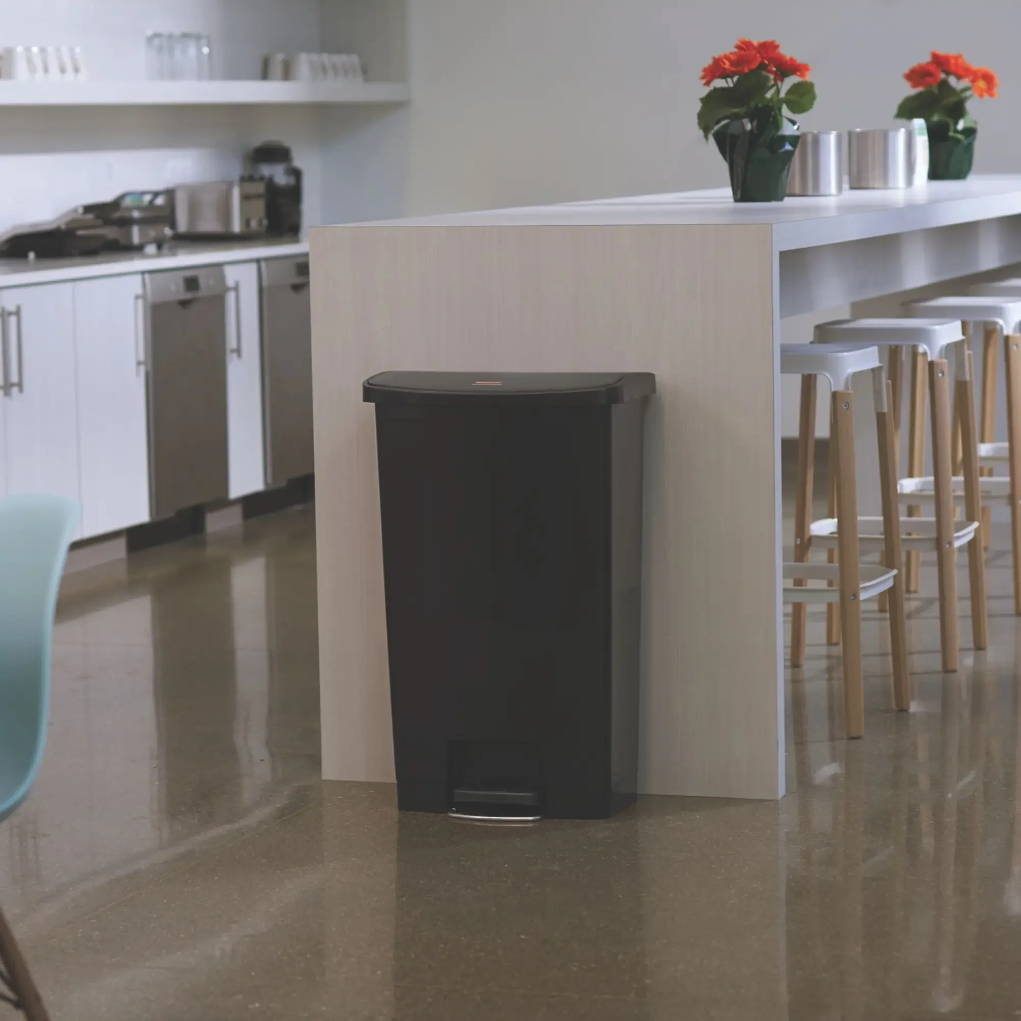 Kosz na śmieci Rubbermaid Slim Jim Step on Litter Bin 68 Litre Front Step