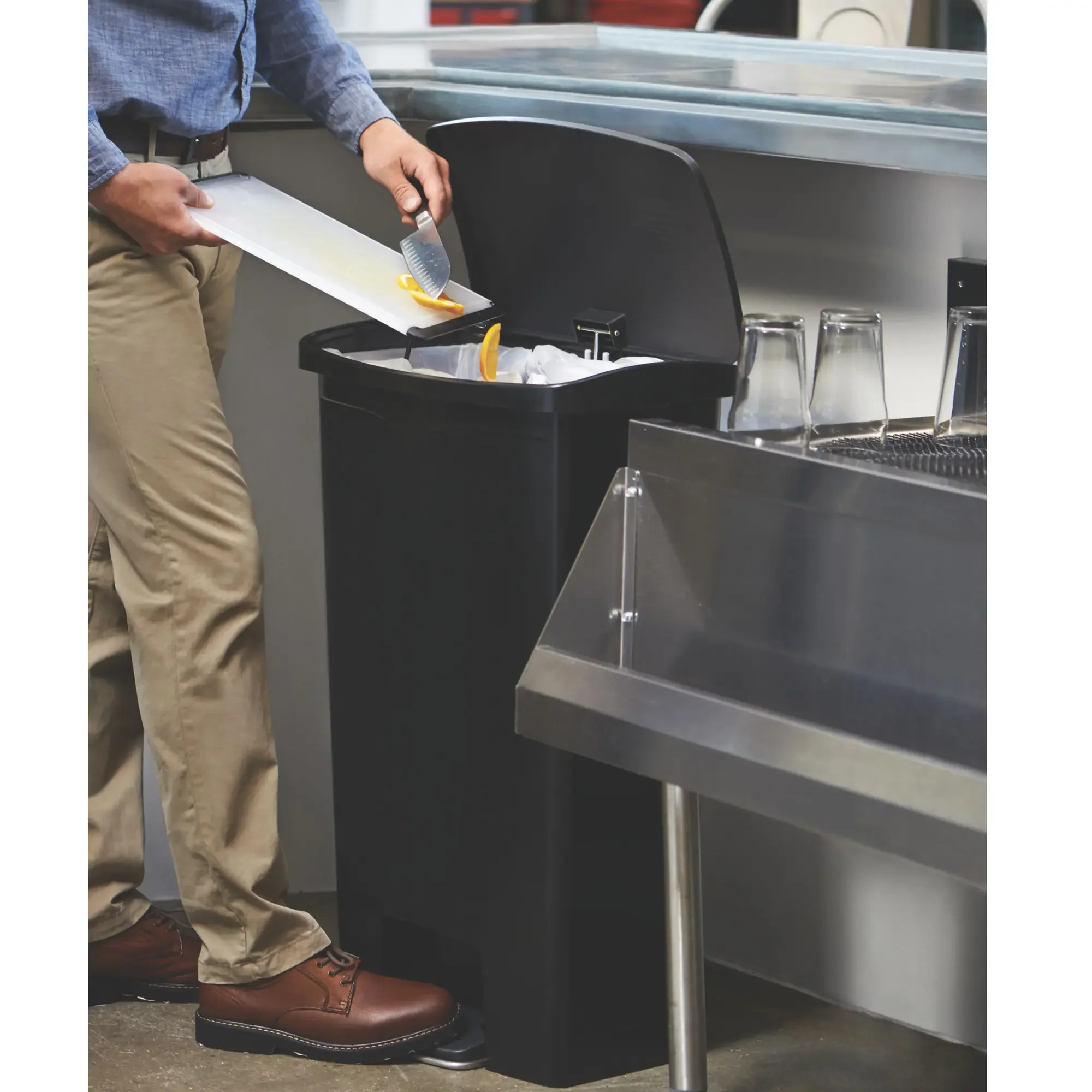 Kosz na śmieci Rubbermaid Slim Jim Step on Litter Bin 68 Litre Front Step